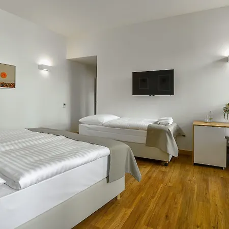 Отель Garden Court 4*