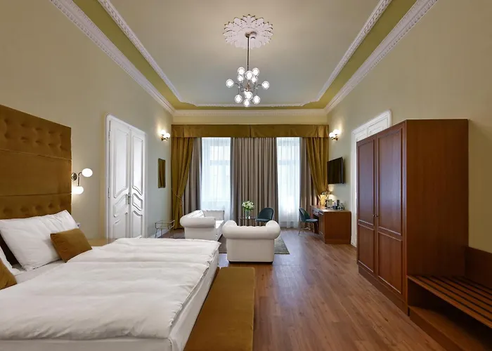 Garden Court Hotell 4*