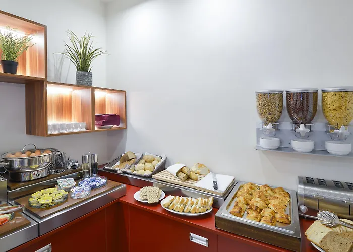 Garden Court Hotell 4*
