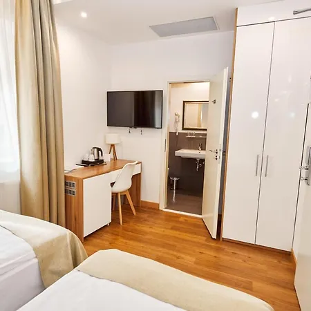 Hotel Garden Court 4*
