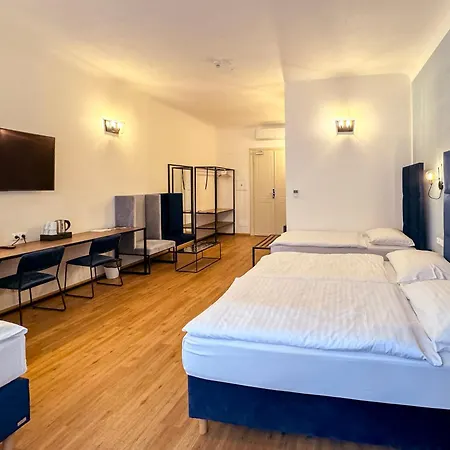 Hotel Garden Court 4*