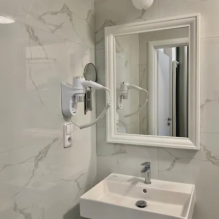 Garden Court Hotel 4*