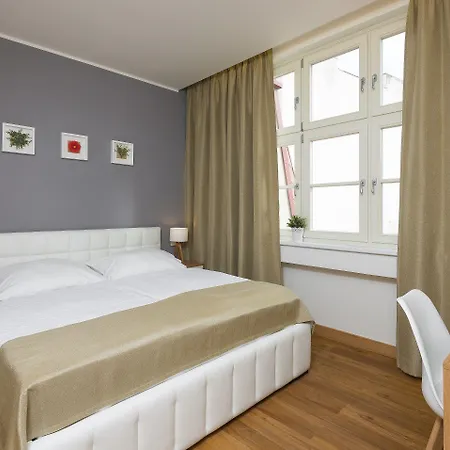 Garden Court 4*