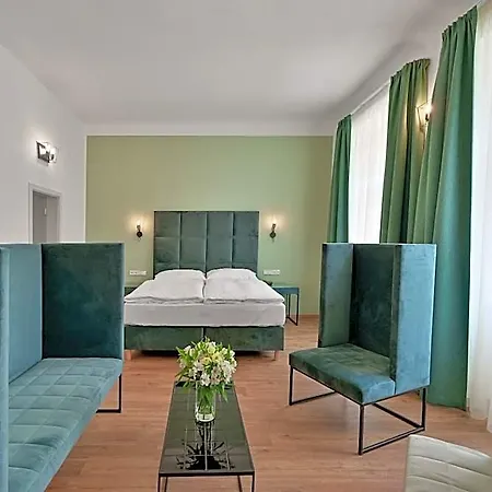 Garden Court 4*