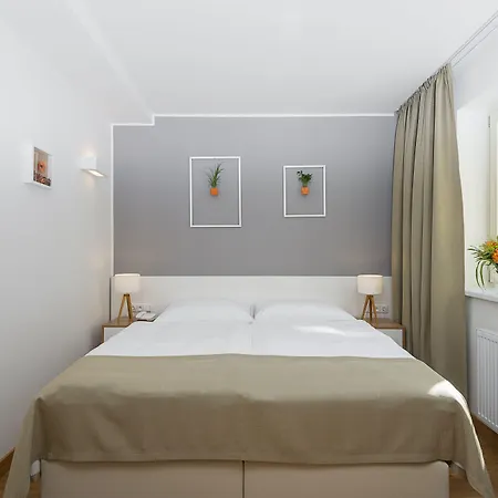 Garden Court 4*