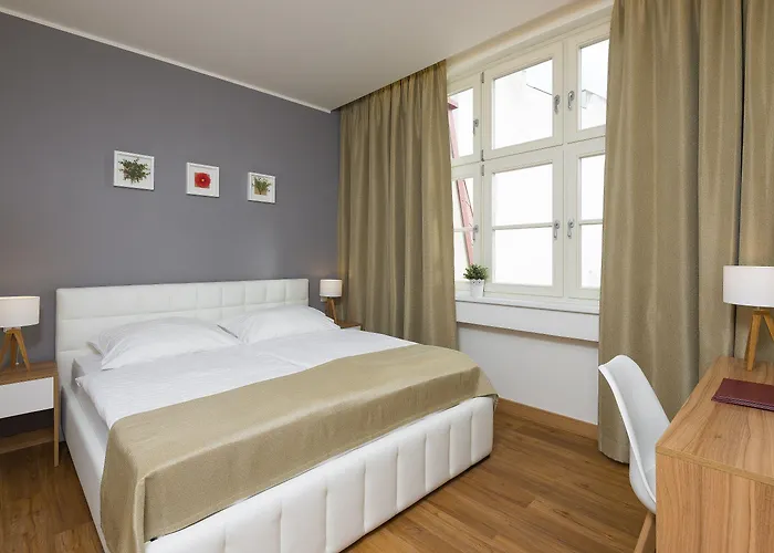 Garden Court 4*
