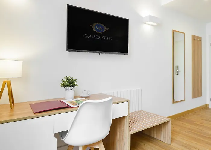 Ξενοδοχείο Garden Court